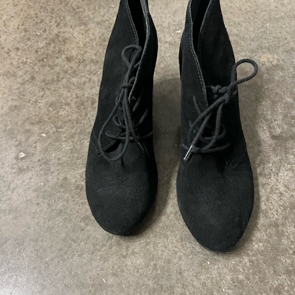 3/$10 🏷️ Faux suede lace up booties - Picture 3 of 9